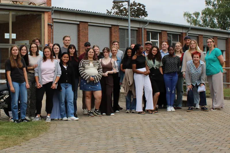 Klasse HEP 50 Gruppenbild vor der Schule
