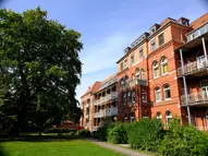 Gebäudeansicht von Bethanien - schönes großes rotes Backsteingebäude mit vielen Balkonen und Fenstern