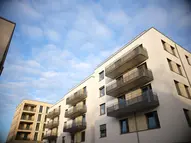 Gebäudekomplex vom Quartier St. Leonhard in Braunschweig. Helle Häuser vor blauem Himmel