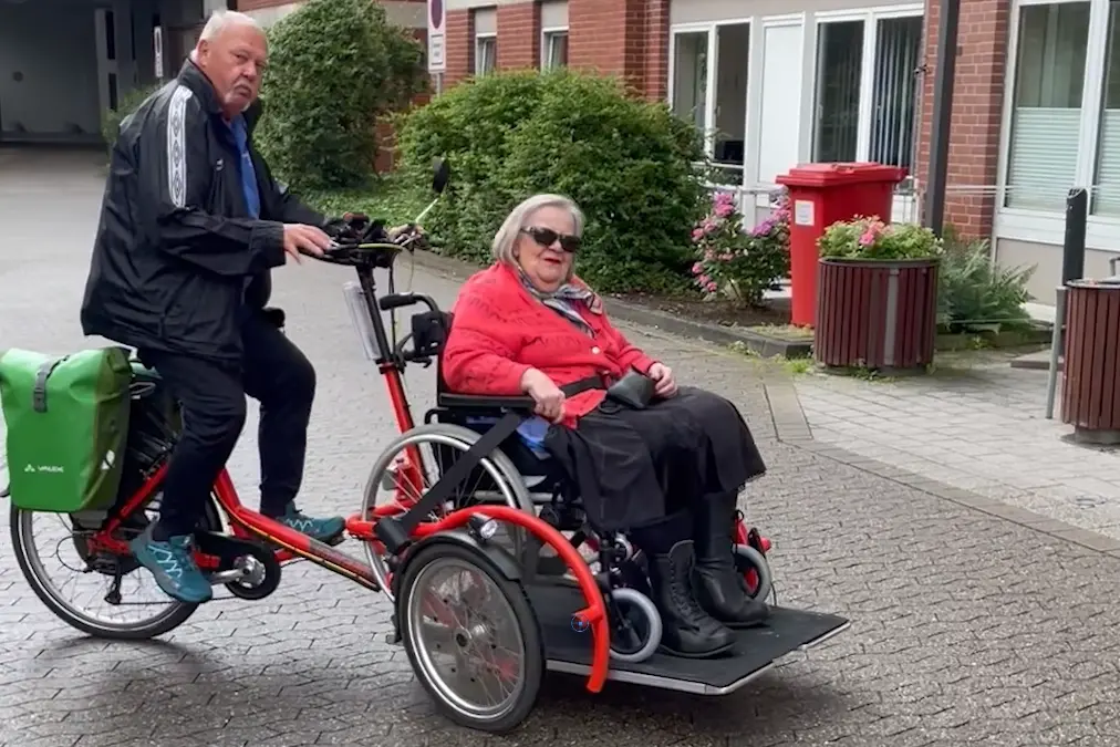 Das Bild zeigt die Rollstuhl-Rikscha in Bethanien.