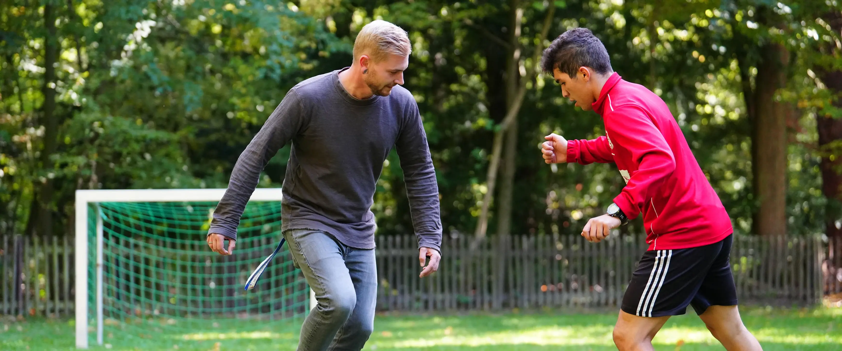 Fußballspielen in der Jugendhilfe Braunschweig