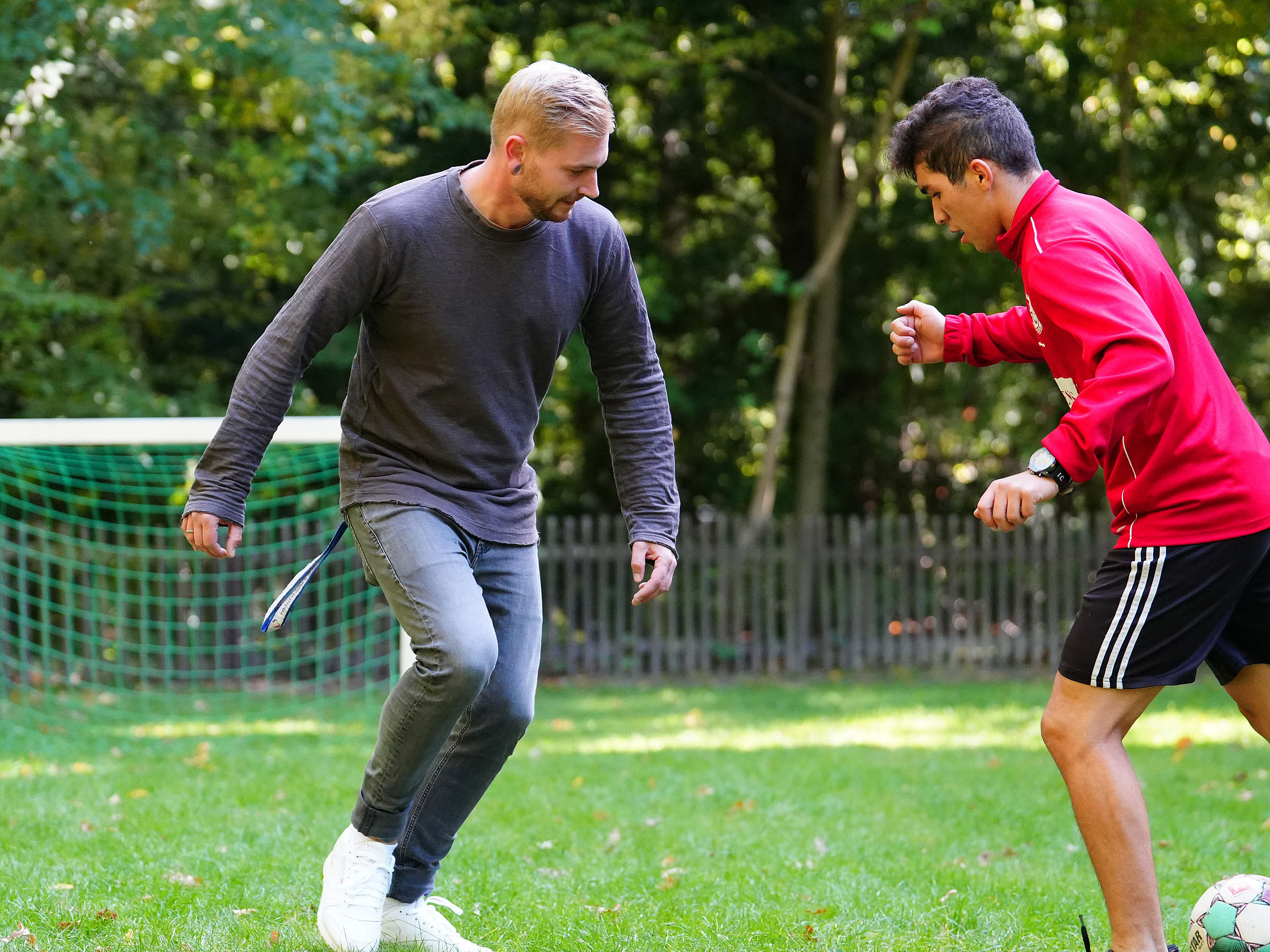 Fußballspielen in der Jugendhilfe Braunschweig