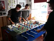Kicker spielen im Café Clara