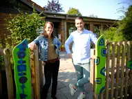 Leitungsteam der KiTa Peter und Paul in Sickte-Neuerkerode am Zaun